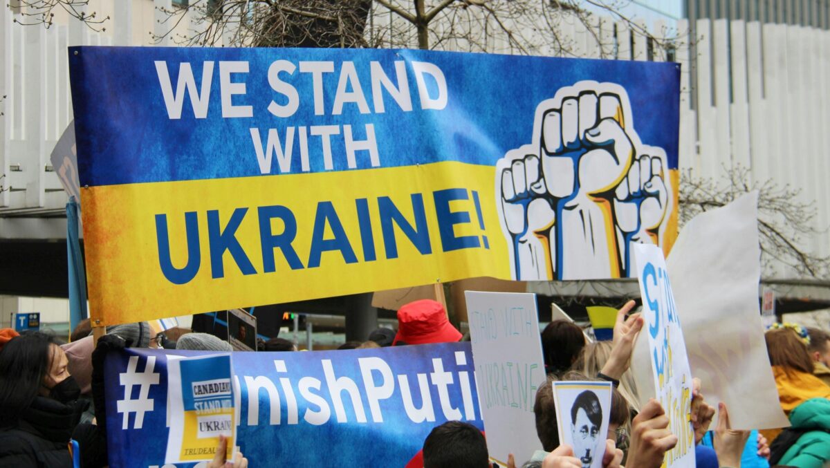 Акція з вимогою до Росії припинити війну проти України. Ванкувер, Канада