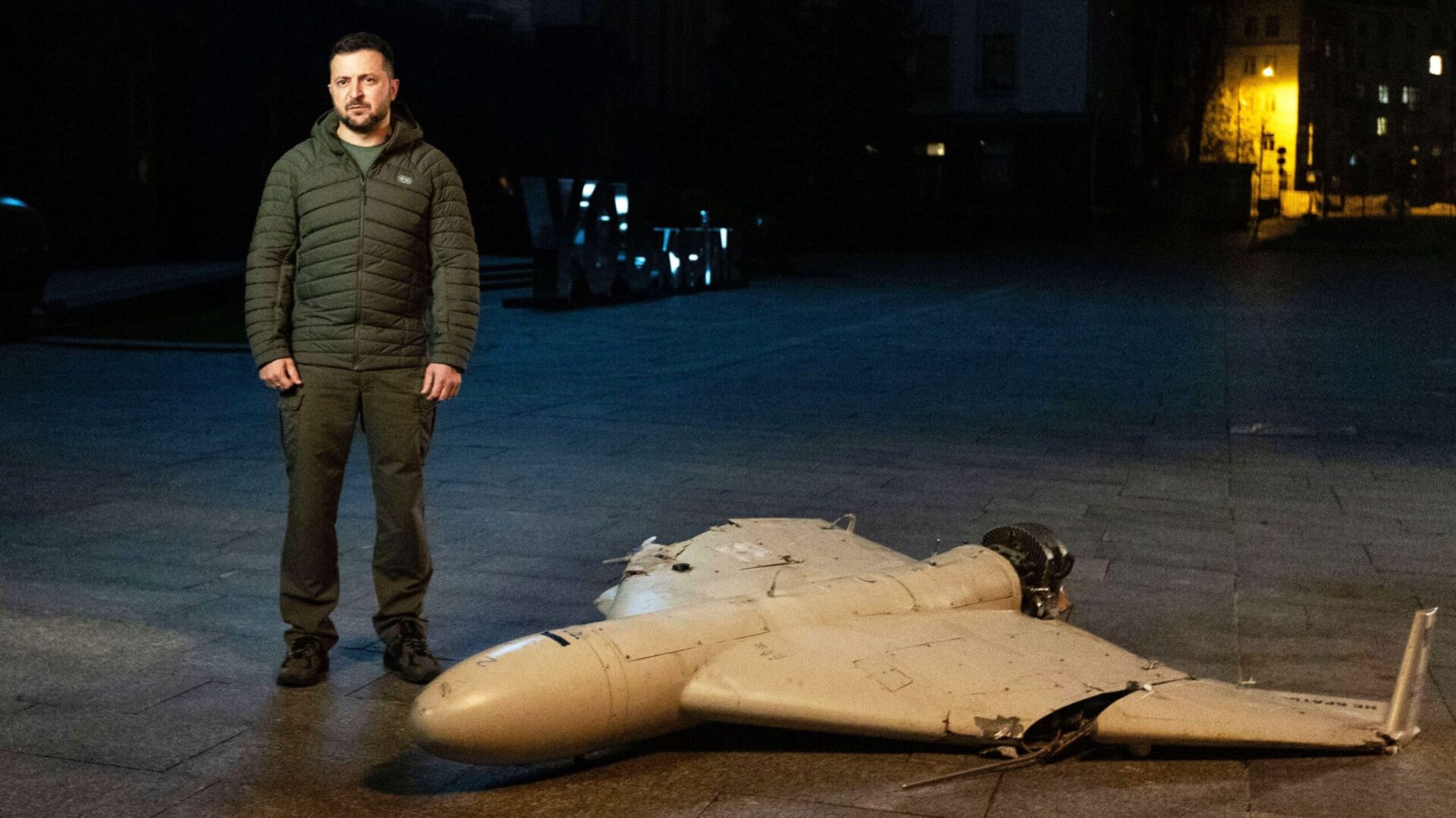 Президент України Володимир Зеленський біля збитого дрону-камікадзе Shahed-136