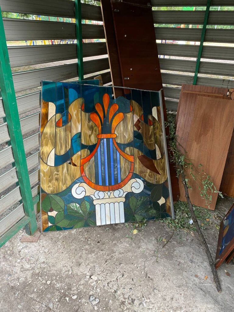 «Симфонія світла» повертається: викинуті вітражі з київської музичної школи знайшли та передали на реставрацію