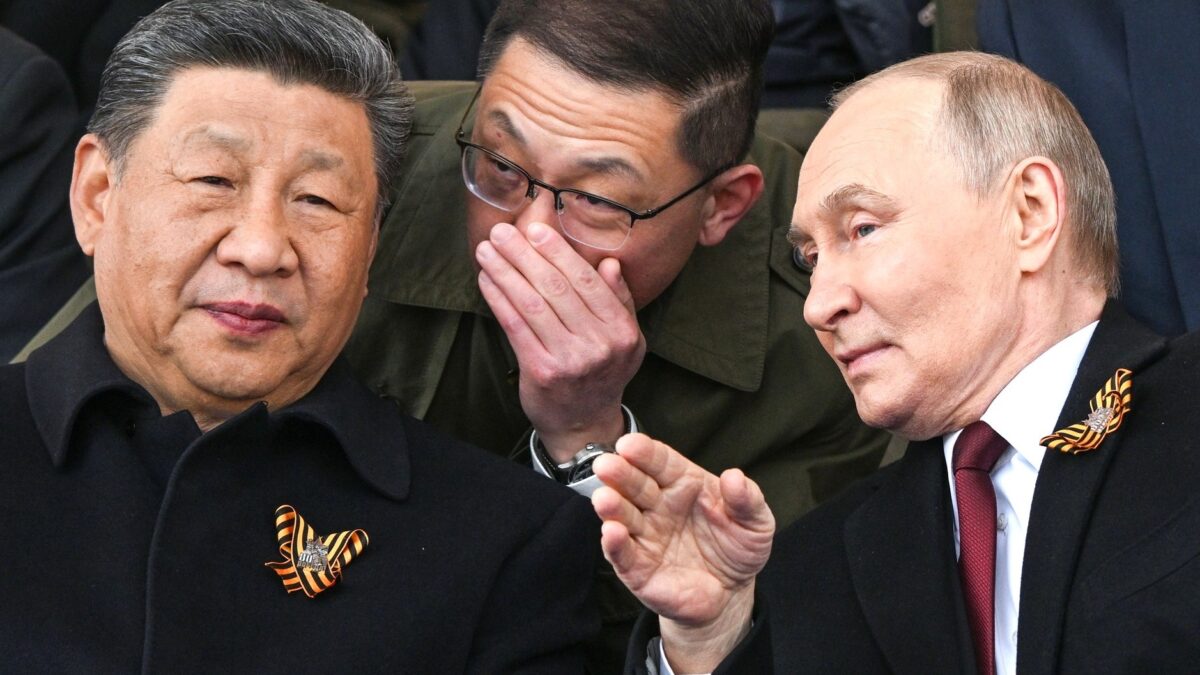 Президент Китаю Сі Цзіньпін (ліворуч) та керівник Росії путін під час військового параду в Москві 9 травня 2025