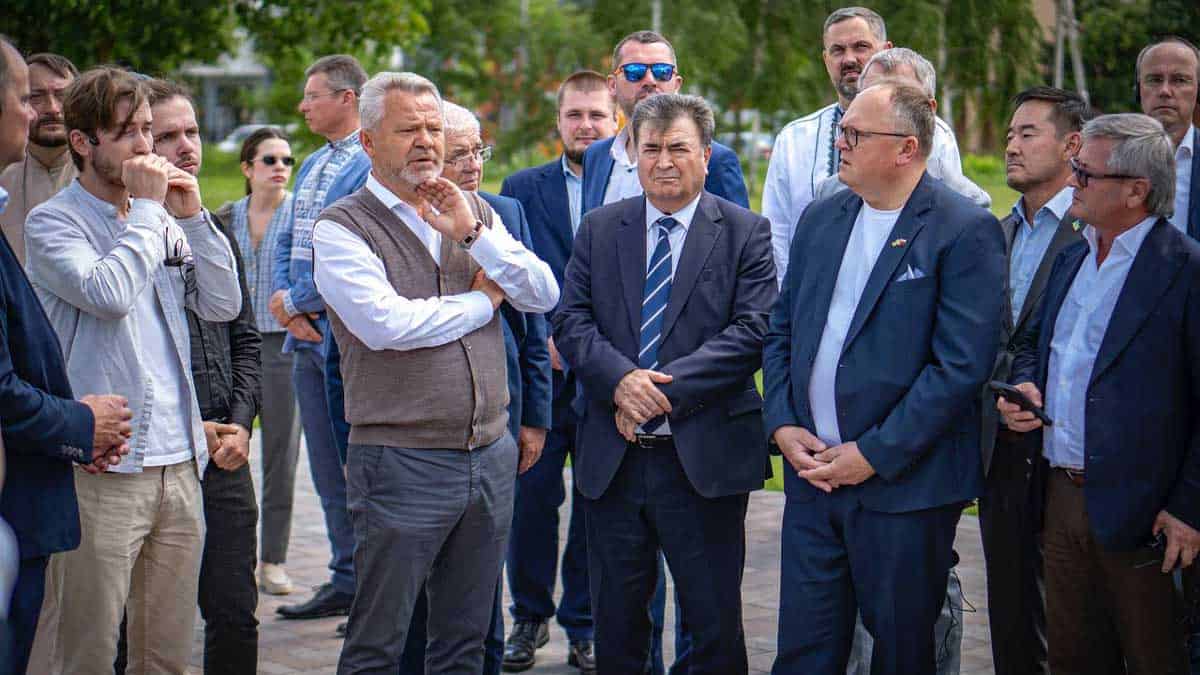 Консули з усього світу вшанували жертв Бучі: дипломатія сили у дії