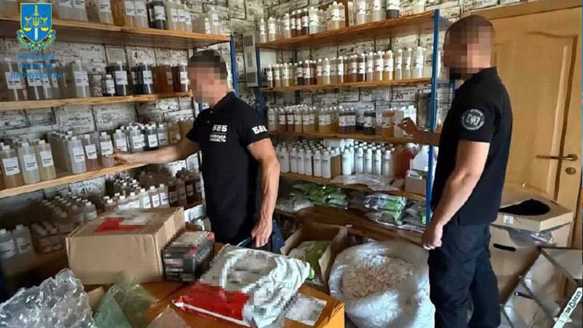 На Київщині викрили підпільне виробництво рідин для вейпів на 8,5 млн грн На Київщині викрили підпільне виробництво рідин для вейпів на 8,5 млн грн