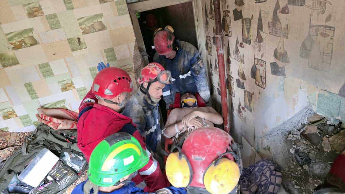 У Києві рятувальники витягли з-під завалів чоловіка, який вижив У Києві рятувальники витягли з-під завалів чоловіка, який вижив
