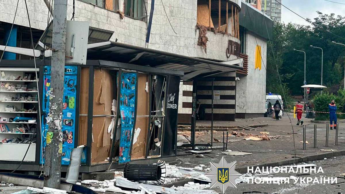 Пошкоджений наземний вестибюль станції метро «Лук'янівська» після російського обстрілу: зруйновані кіоски, уламки на тротуарі, працюють рятувальники