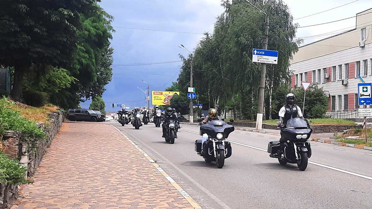 Обухів: Колона байкерів з ветеранами вразила і надихнула містян