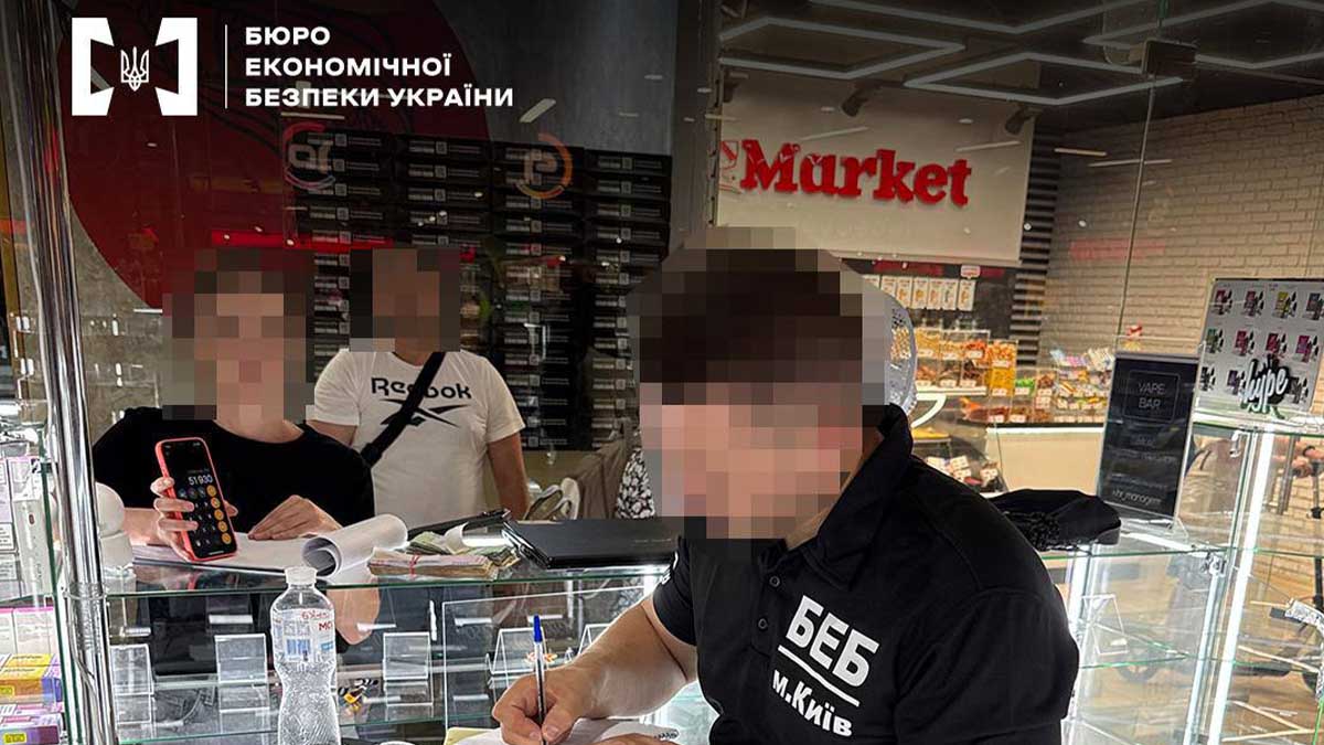 У Києві викрили 11 нелегальних «острівків» з продажу тютюну у ТЦ: працювали без акцизу і ліцензій У Києві викрили 11 нелегальних «острівків» з продажу тютюну у ТЦ: працювали без акцизу і ліцензій