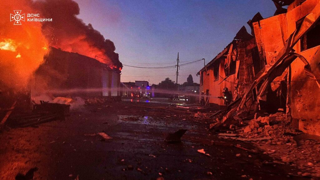 Атака дронами на Вишгородщині: поранені троє людей, знищено гаражі та авто (оновлено)