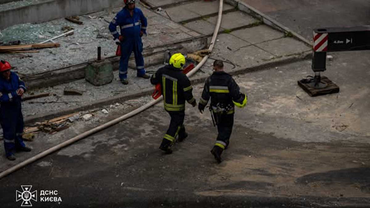 У Києві ліквідовують наслідки нічного удару: сапери обстежили Дарницю У Києві ліквідовують наслідки нічного удару: сапери обстежили Дарницю
