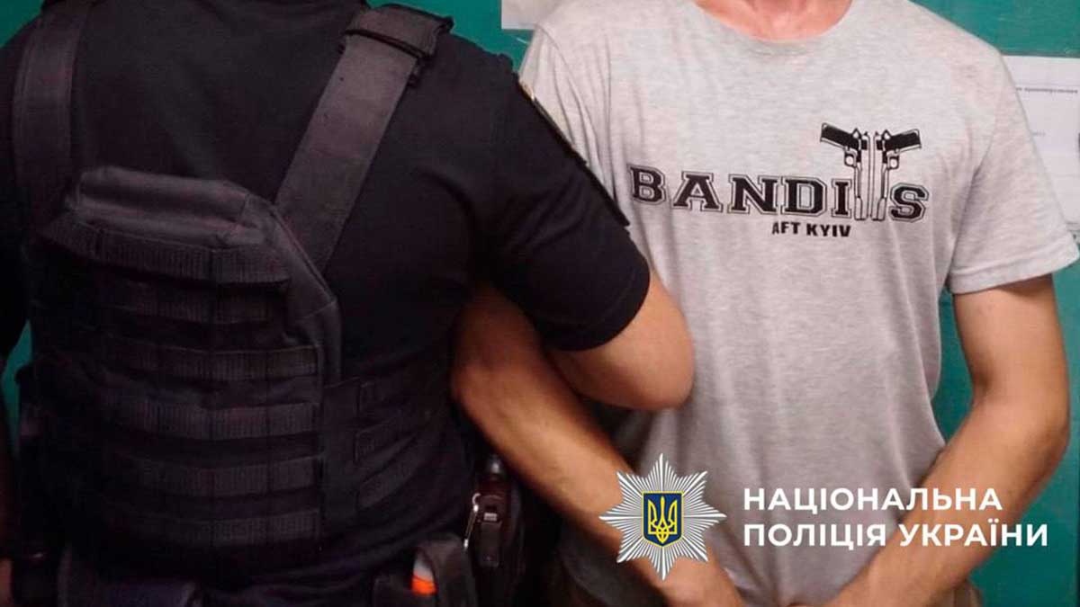 У метро Києва затримали п’яного «зачепера», який катався між вагонами на спір