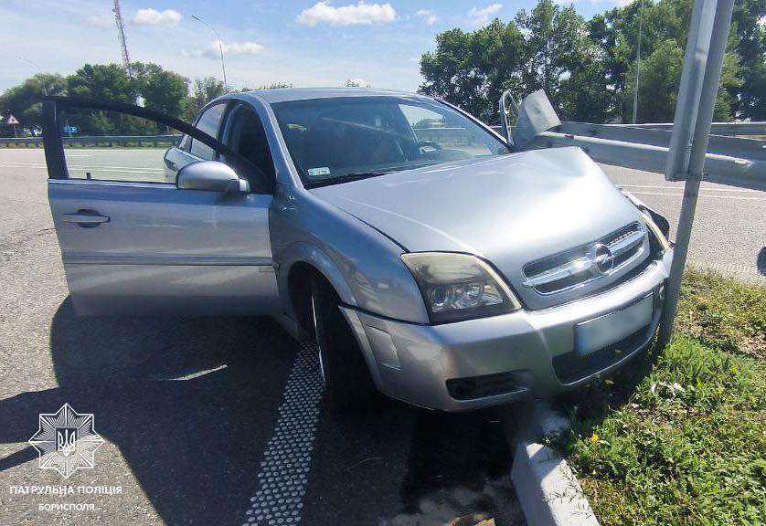 На Бориспільщині 23-річна водійка Opel врізалася у відбійник через перевищення швидкості