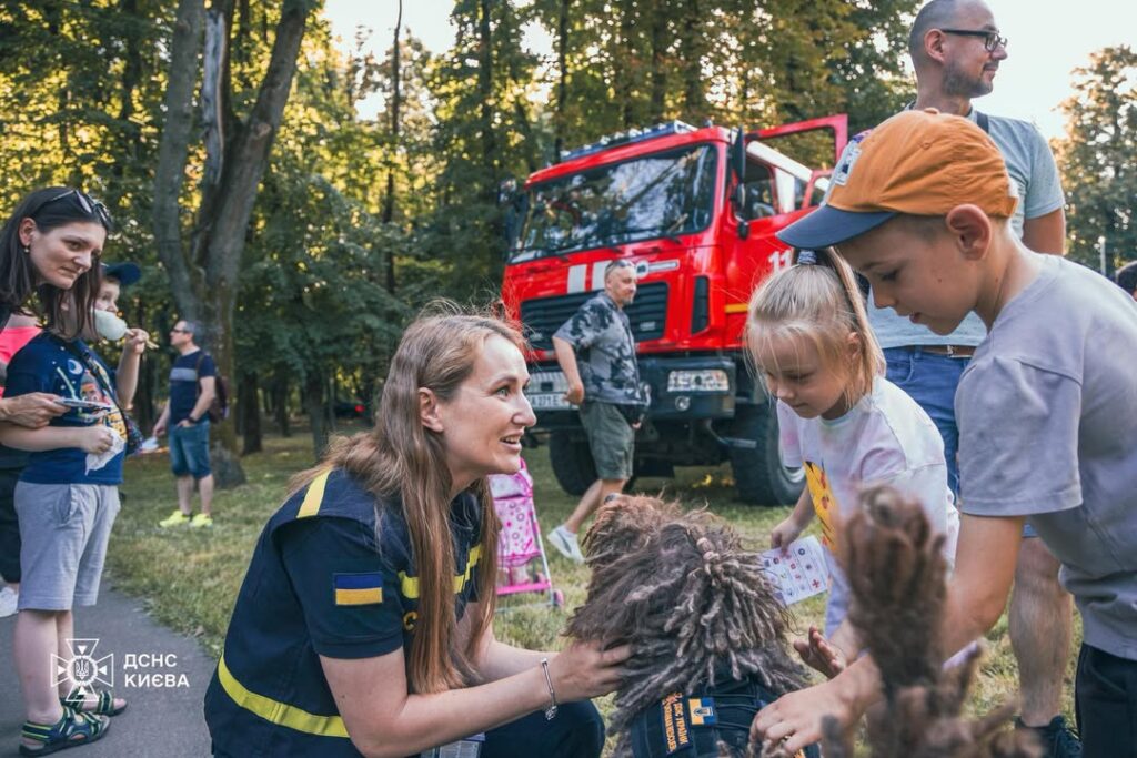 День молоді в Києві 16 серпня: уроки безпеки від ДСНС із Бананою День молоді в Києві 16 серпня: уроки безпеки від ДСНС із Бананою