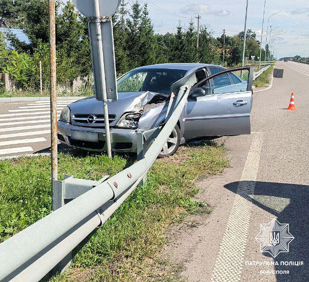 На Бориспільщині 23-річна водійка Opel врізалася у відбійник через перевищення швидкості
