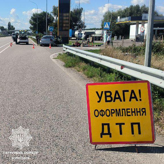 На Бориспільщині 23-річна водійка Opel врізалася у відбійник через перевищення швидкості