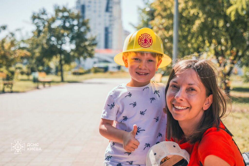 День молоді в Києві 16 серпня: уроки безпеки від ДСНС із Бананою День молоді в Києві 16 серпня: уроки безпеки від ДСНС із Бананою
