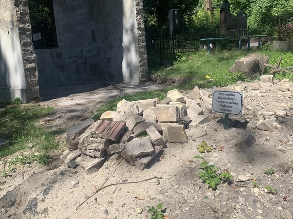 На Байковому кладовищі понівечили могилу доктора Людвіка Гурецького та польські поховання