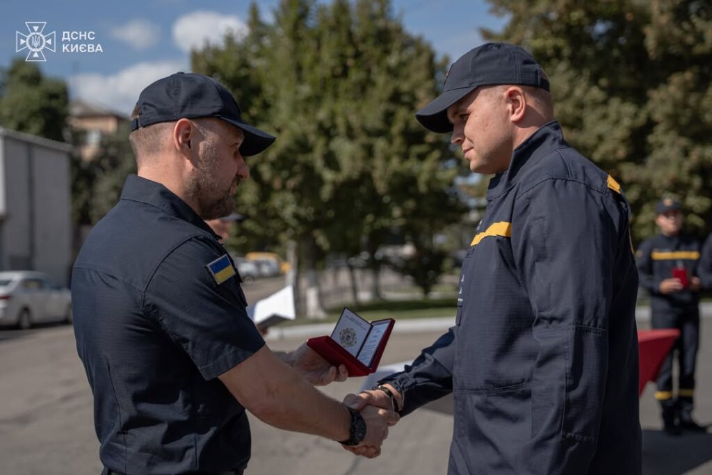 Київ: 9 рятувальників отримали нагороди за роботу під час обстрілів столиці