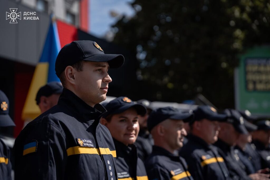 Київ: 9 рятувальників отримали нагороди за роботу під час обстрілів столиці