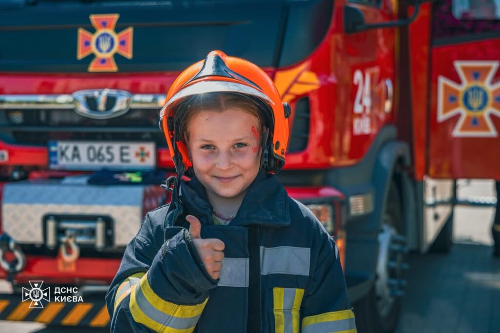 День молоді в Києві 16 серпня: уроки безпеки від ДСНС із Бананою День молоді в Києві 16 серпня: уроки безпеки від ДСНС із Бананою