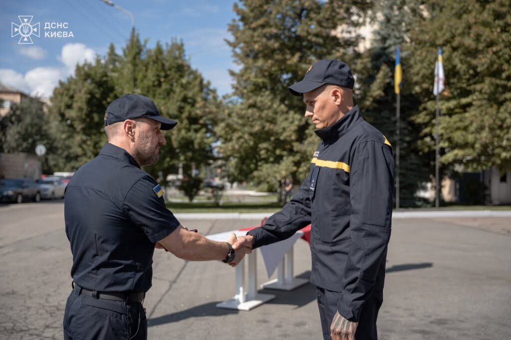 Київ: 9 рятувальників отримали нагороди за роботу під час обстрілів столиці