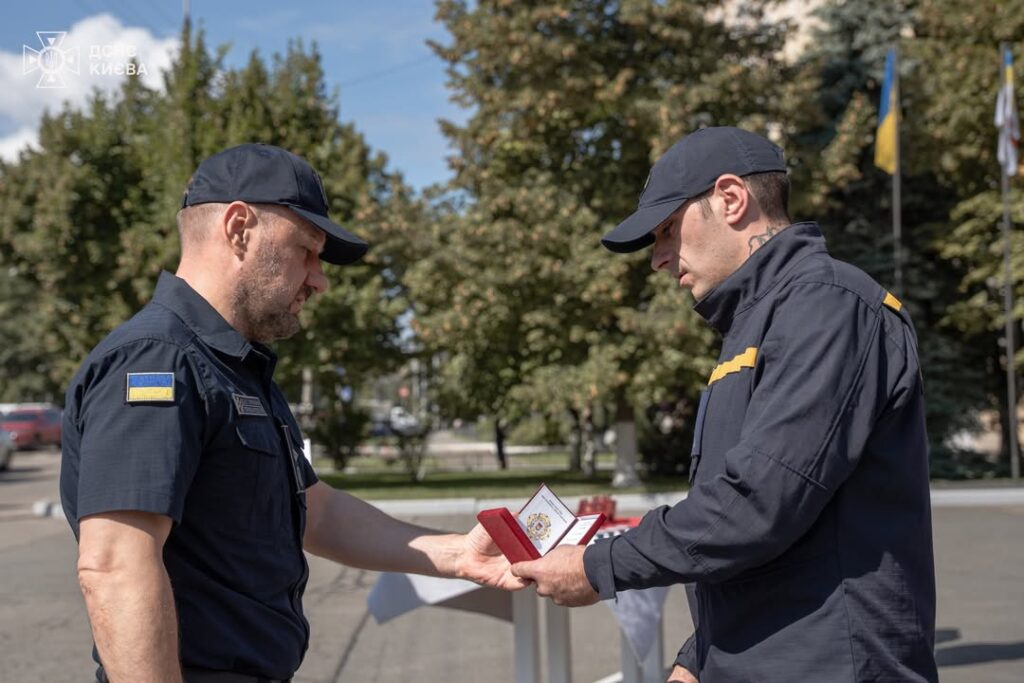 Київ: 9 рятувальників отримали нагороди за роботу під час обстрілів столиці