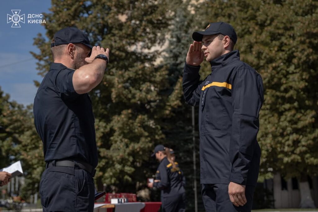 Київ: 9 рятувальників отримали нагороди за роботу під час обстрілів столиці