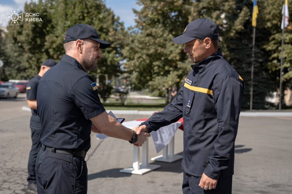 Київ: 9 рятувальників отримали нагороди за роботу під час обстрілів столиці