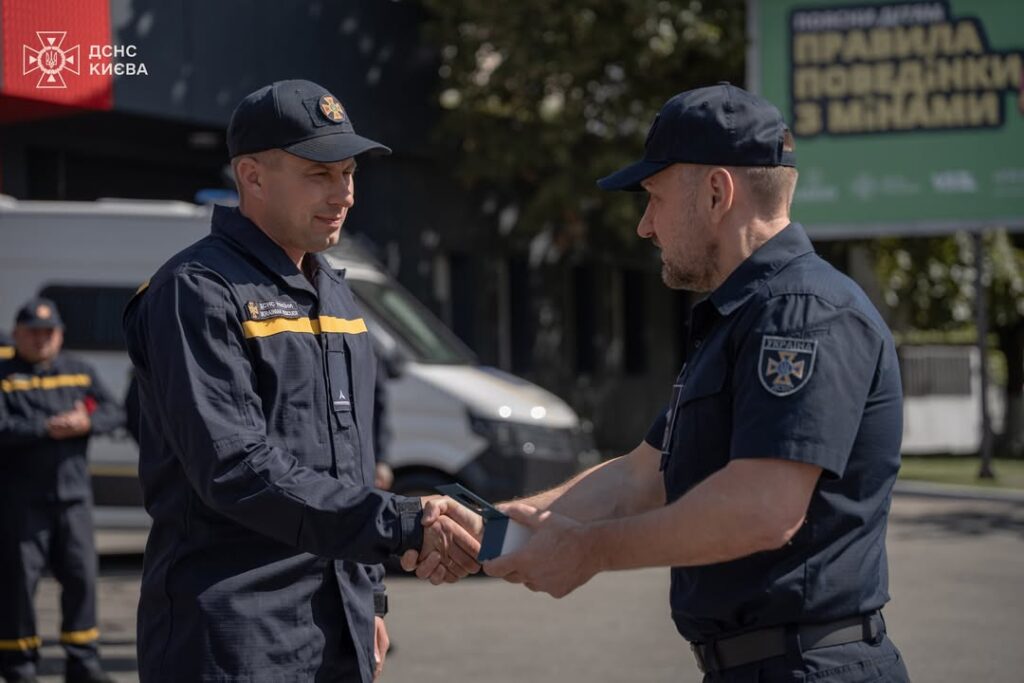 Київ: 9 рятувальників отримали нагороди за роботу під час обстрілів столиці