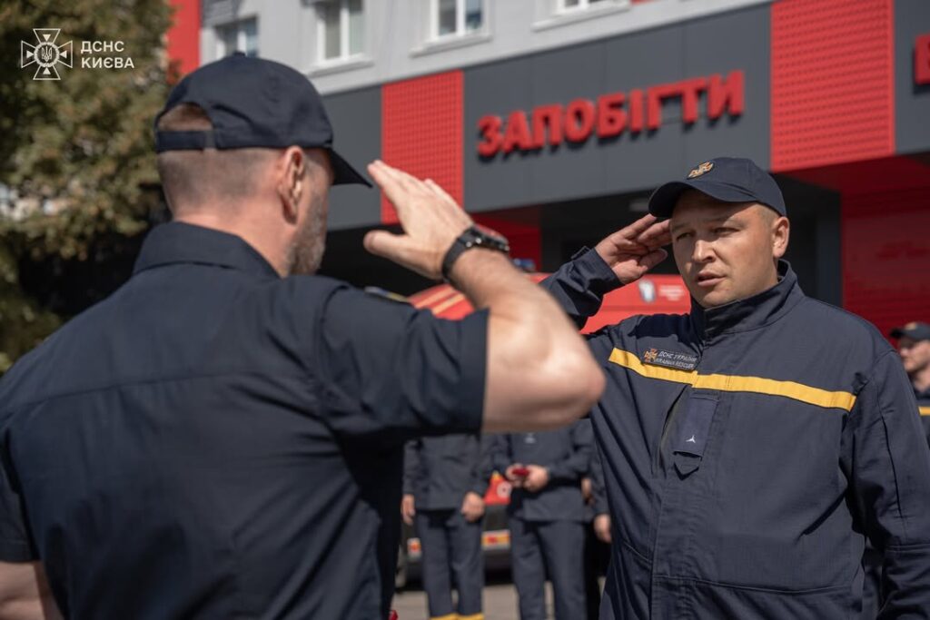 Київ: 9 рятувальників отримали нагороди за роботу під час обстрілів столиці