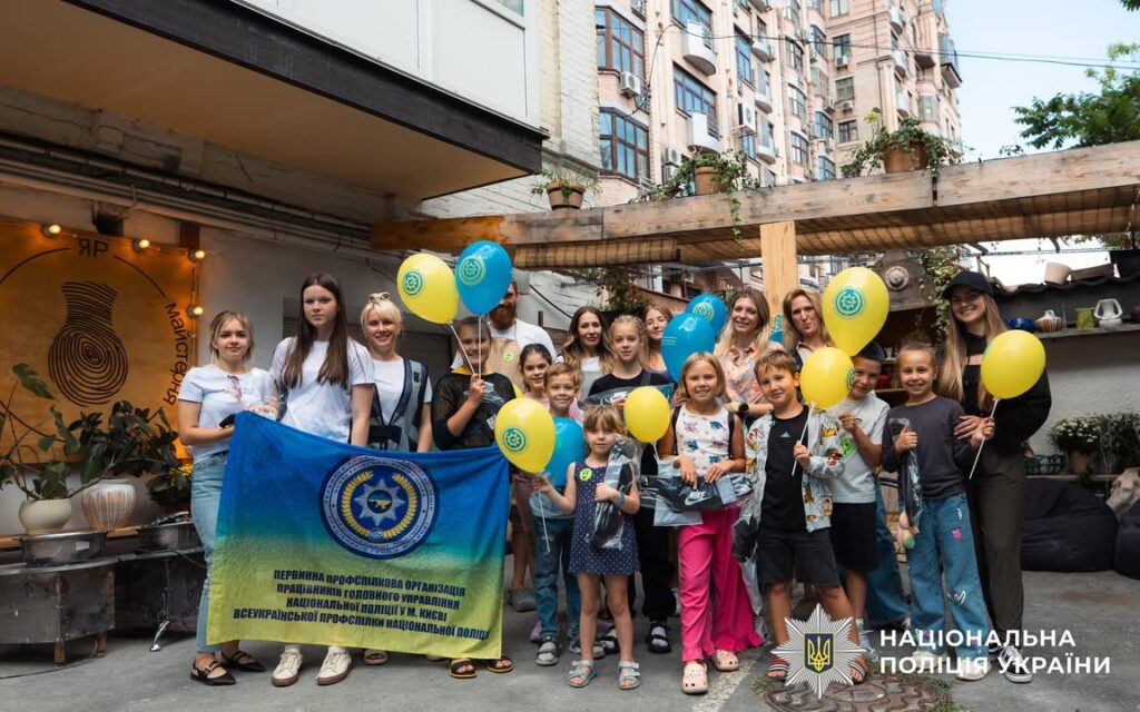 Гончарство як арттерапія: у Києві сім’ї поліцейських-захисників відновлюються творчістю