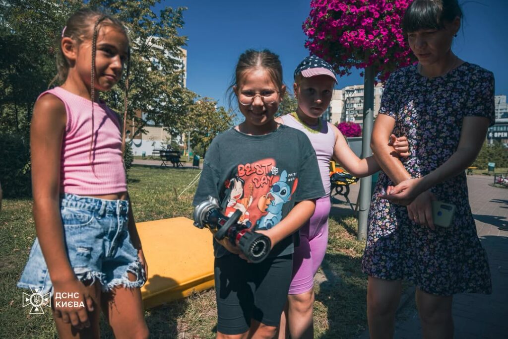 День молоді в Києві 16 серпня: уроки безпеки від ДСНС із Бананою День молоді в Києві 16 серпня: уроки безпеки від ДСНС із Бананою