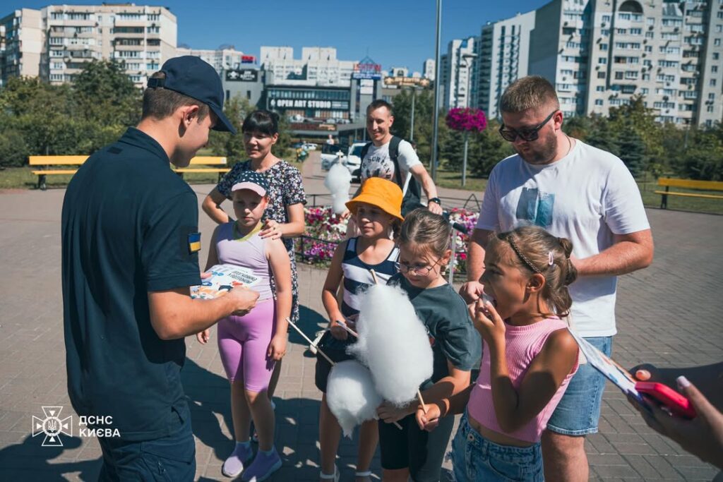 День молоді в Києві 16 серпня: уроки безпеки від ДСНС із Бананою День молоді в Києві 16 серпня: уроки безпеки від ДСНС із Бананою