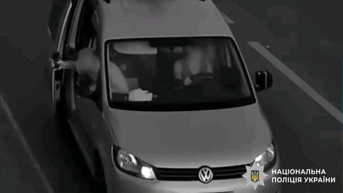 У Білій Церкві 21-річний чоловік катався на даху авто заради «жарту» — поліція склала протокол У Білій Церкві 21-річний чоловік катався на даху авто заради «жарту» — поліція склала протокол