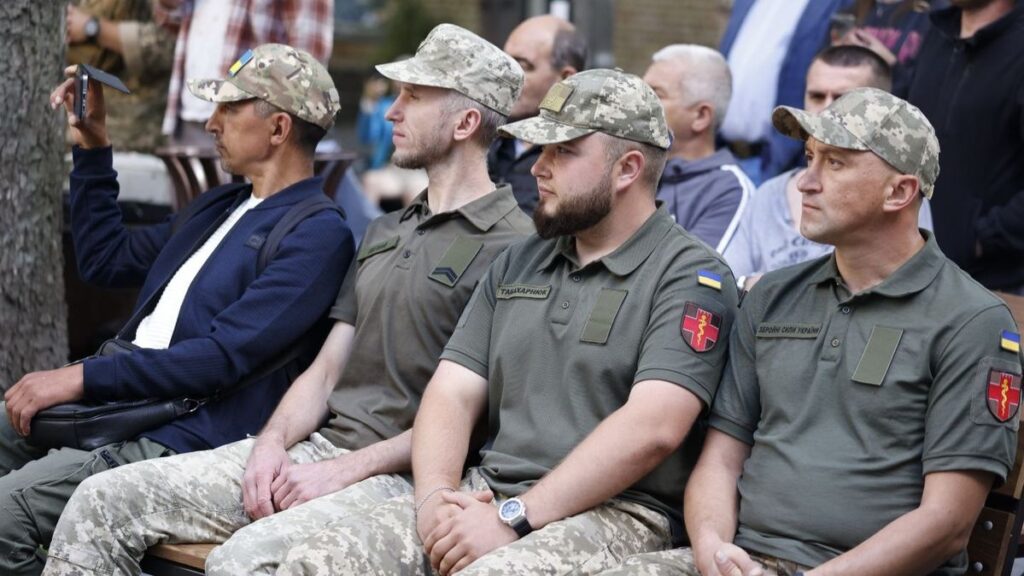 У Київському військовому госпіталі відкрили вуличний кінотеатр для реабілітації захисників