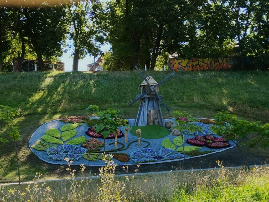 У Києві створили 10 квіткових композицій до Дня Незалежності У Києві створили 10 квіткових композицій до Дня Незалежності
