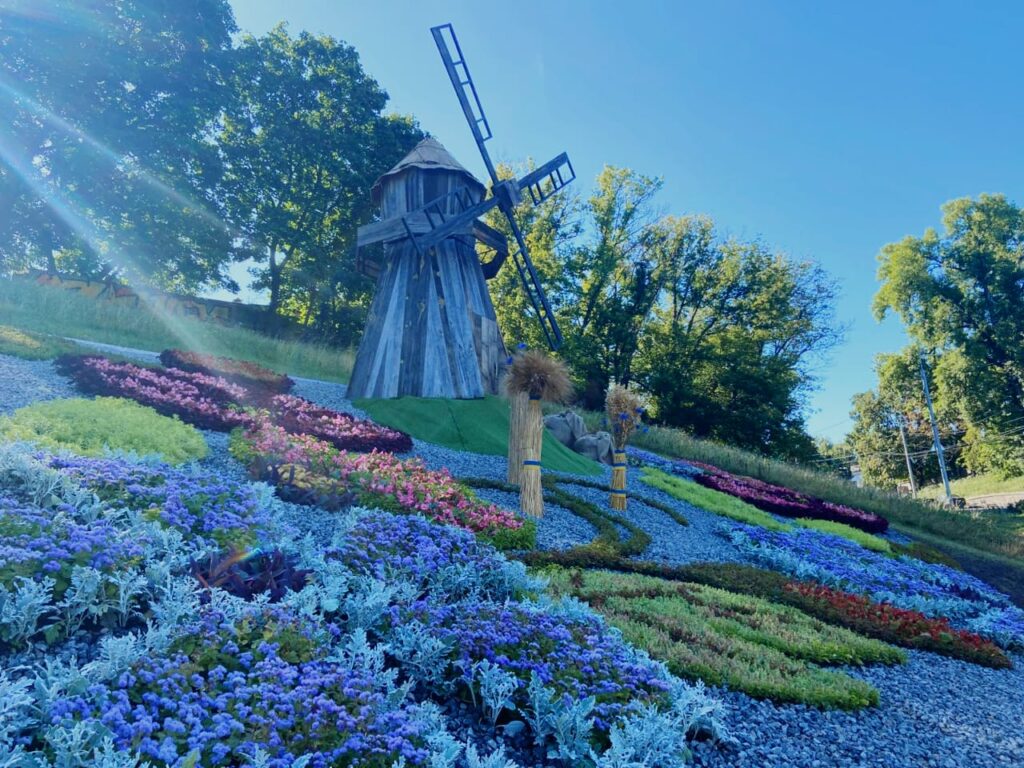 У Києві створили 10 квіткових композицій до Дня Незалежності У Києві створили 10 квіткових композицій до Дня Незалежності