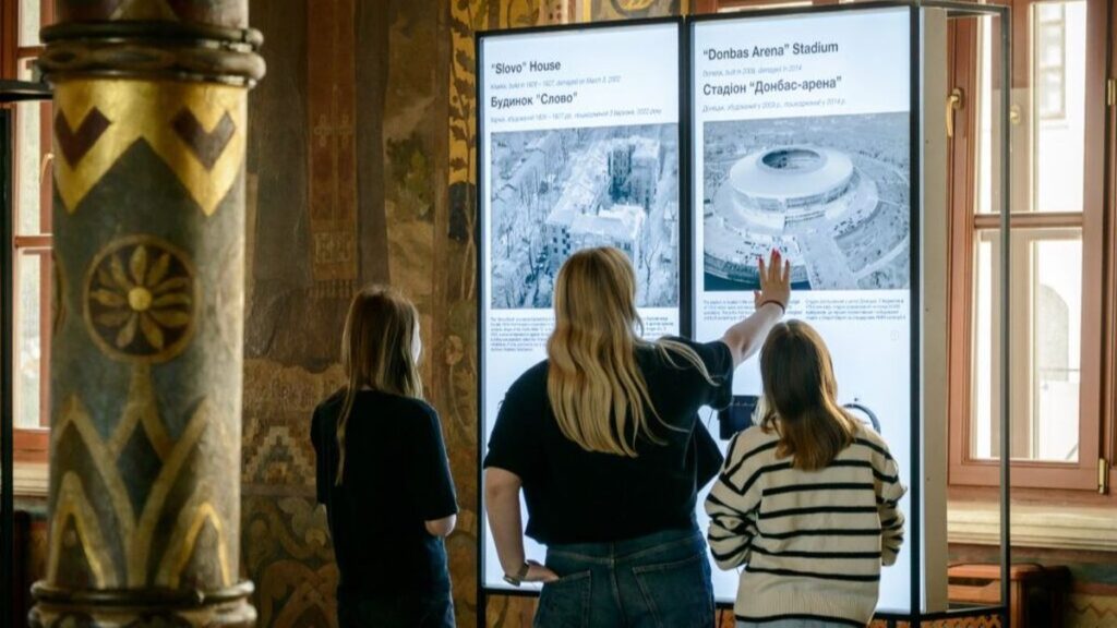 У Лаврі відкрили виставку «Україна в мініатюрі» з 3D-моделями архітектурних пам’яток У Лаврі відкрили виставку «Україна в мініатюрі» з 3D-моделями архітектурних пам’яток