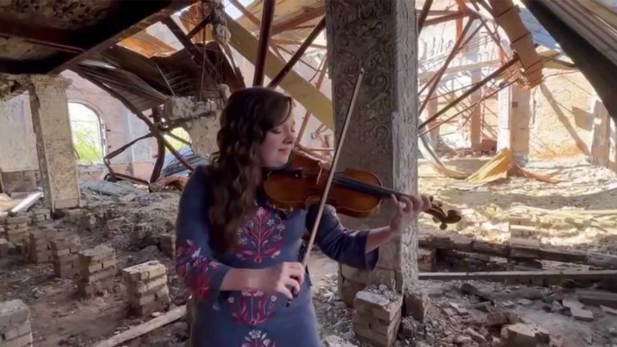 Скрипалька і волонтерка Ліндсі Бовен