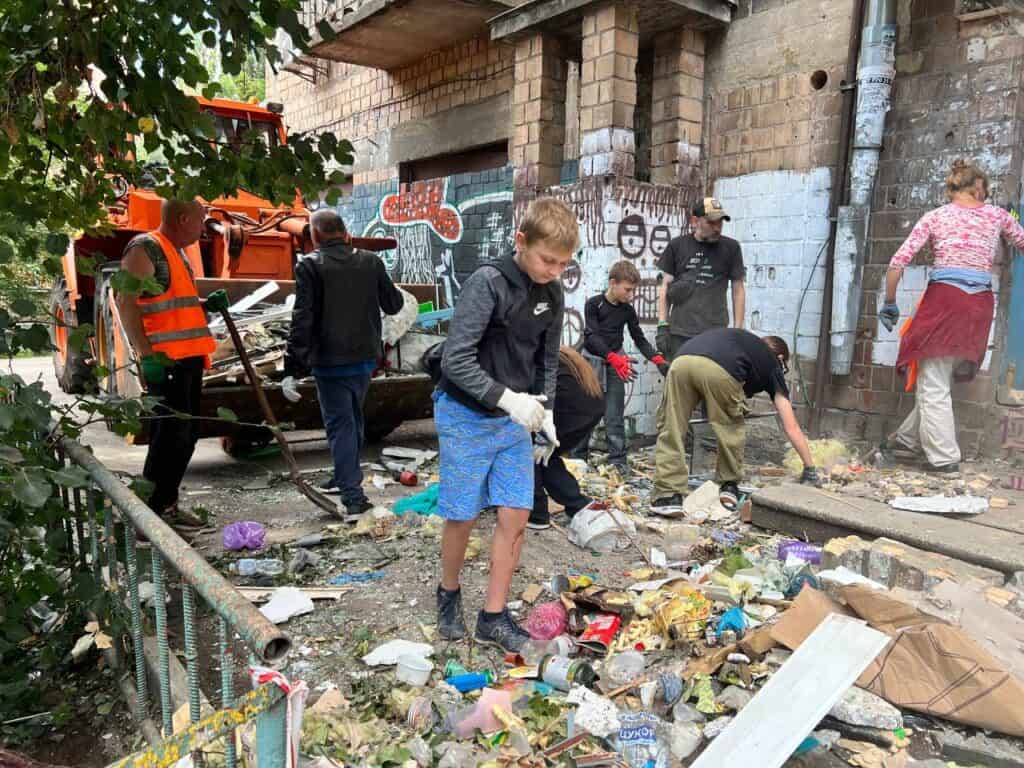 Діти Солом’янки допомагають у відбудові після обстрілів — без страху, без скарг