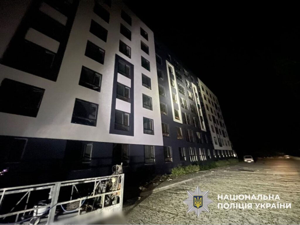 Атака дронами на Бучанщині: пошкоджено 21 будинок, є поранені (фото) Атака дронами на Бучанщині: пошкоджено 21 будинок, є поранені (фото)