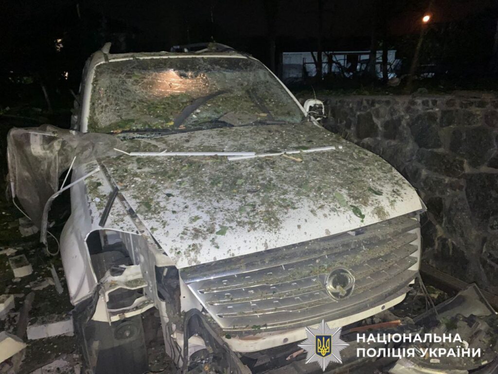 Атака дронами на Бучанщині: пошкоджено 21 будинок, є поранені (фото) Атака дронами на Бучанщині: пошкоджено 21 будинок, є поранені (фото)
