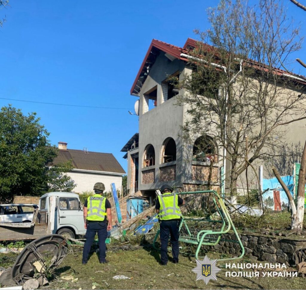 Атака дронами на Бучанщині: пошкоджено 21 будинок, є поранені (фото) Атака дронами на Бучанщині: пошкоджено 21 будинок, є поранені (фото)