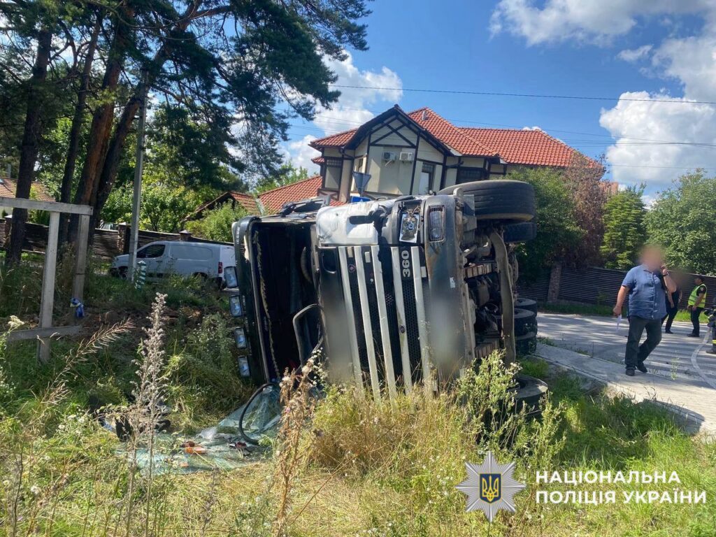 На Київщині у селі Кременище зіткнулися Mercedes-Benz і вантажівка Scania: один водій у лікарні