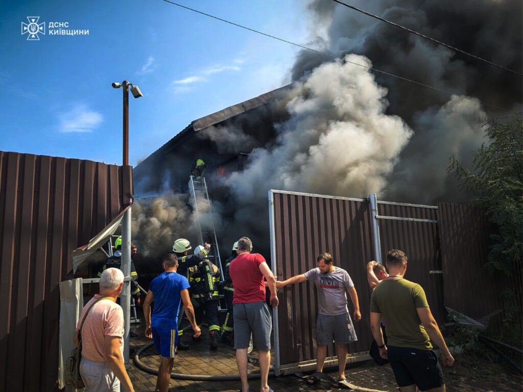 Пожежа у Святопетрівському: постраждали двоє дітей, будинок згорів на 140 м²