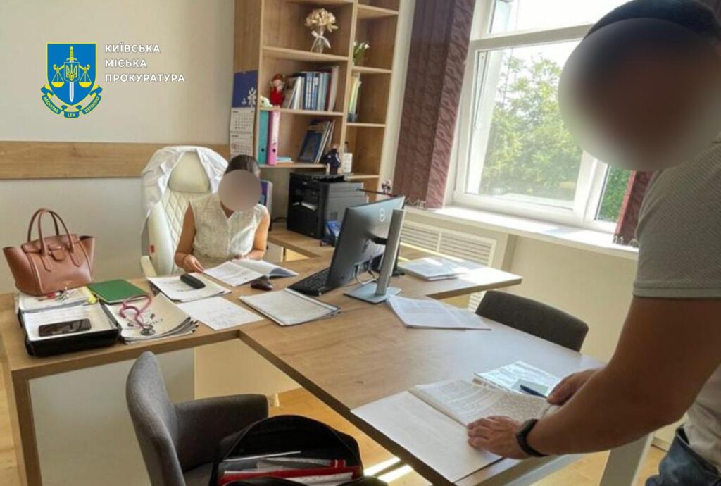 У Києві лікарі продавали фіктивну астму за $11 000 для ухилення від армії У Києві лікарі продавали фіктивну астму за $11 000 для ухилення від армії