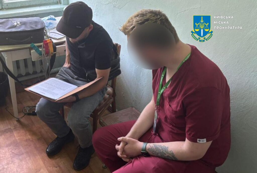 У Києві лікарі продавали фіктивну астму за $11 000 для ухилення від армії У Києві лікарі продавали фіктивну астму за $11 000 для ухилення від армії