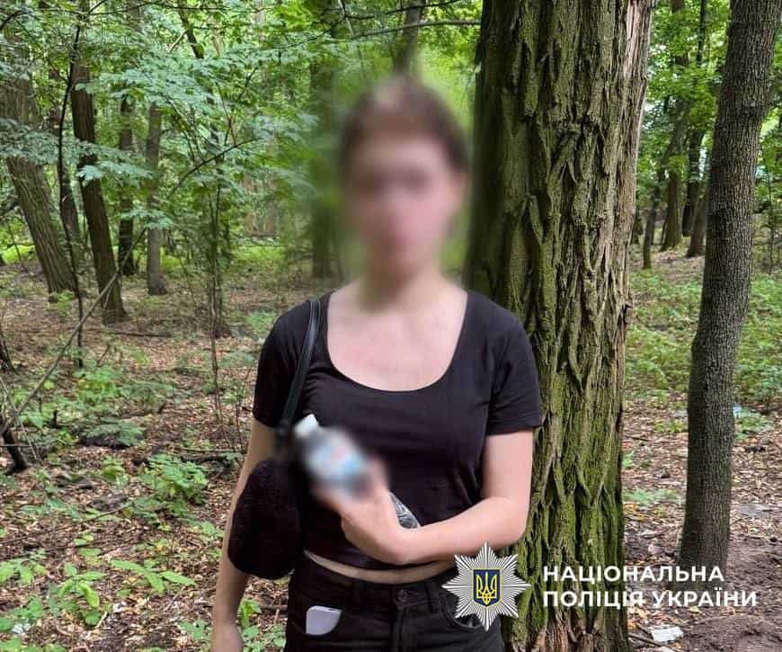 Торгівля наркотиками у Києві: 16-річну дівчину затримали з 80 згортками психотропів Торгівля наркотиками у Києві: 16-річну дівчину затримали з 80 згортками психотропів