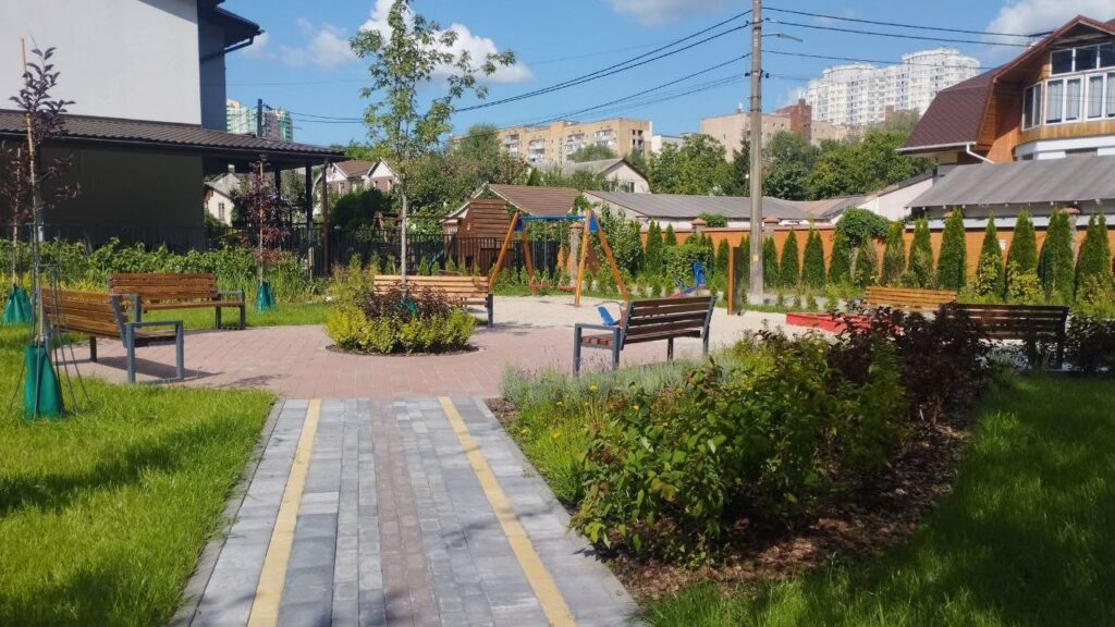 Солом'янка: на вулиці Караваєва створили міні-сквер з дитячим майданчиком