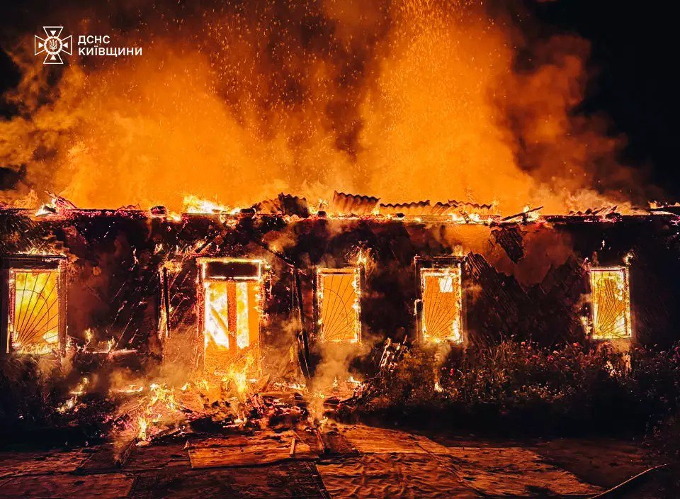 Новосілки: рятувальники 3 години гасили палаючий будинок на вулиці Центральній Новосілки: рятувальники 3 години гасили палаючий будинок на вулиці Центральній