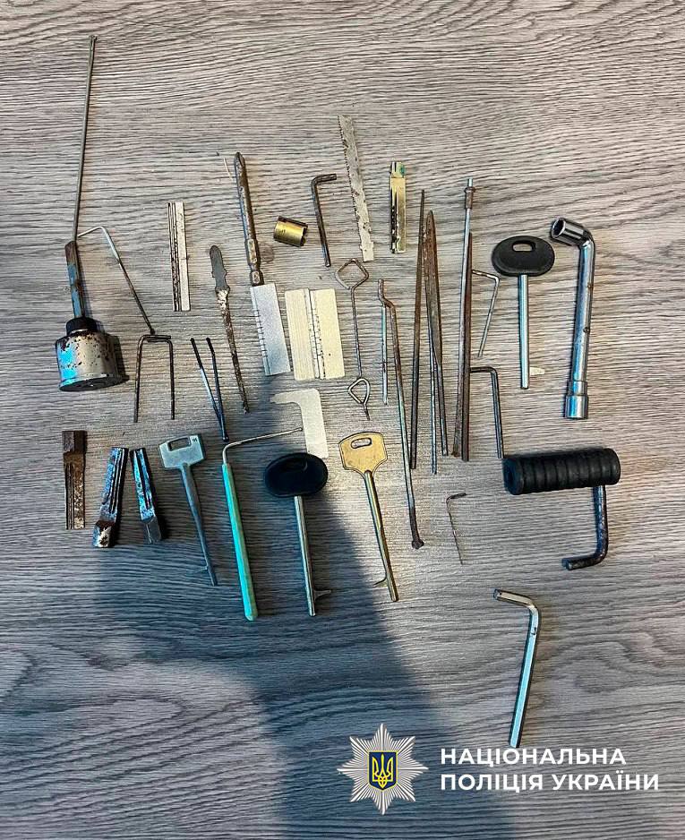 У Києві затримали двох квартирних крадіїв зі «стажем»
