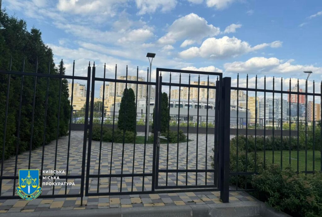 Прокуратура вимагає відкрити доступ до набережної Дніпра на Дніпровській набережній 14